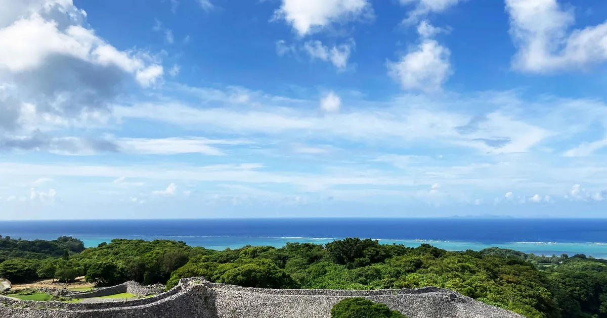 今帰仁城跡から城郭と海と空を望む風景（イメージ）